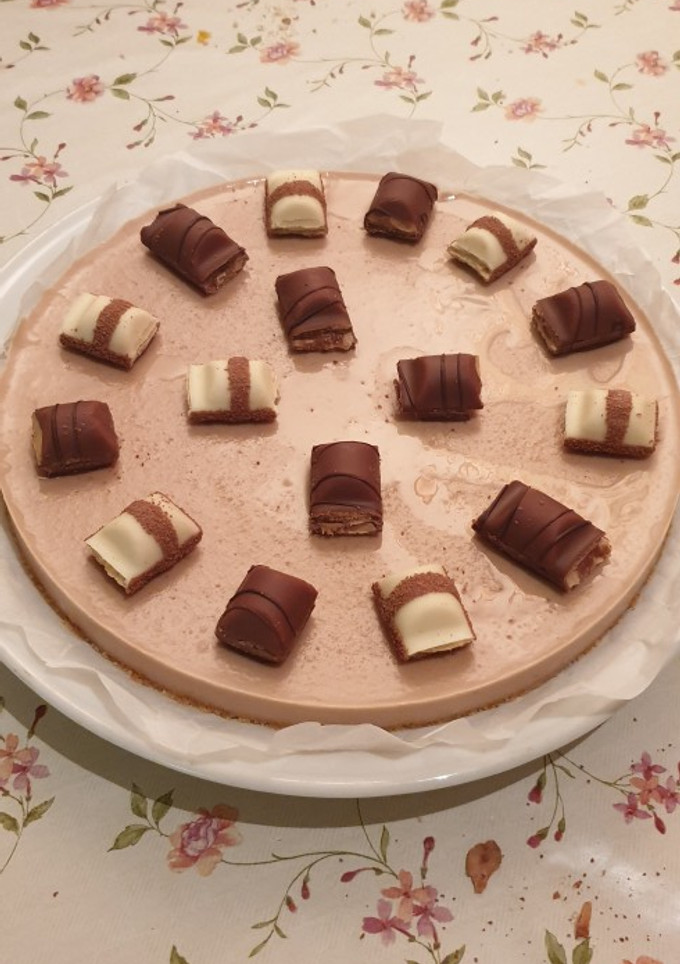Una foto de Tarta de Kinder Bueno (sin horno)🎂🍫