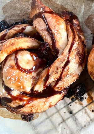 รูปของ Hershey Syrup Coconut and raisin Bun ฝึกหัด🤓🍞🌴🥥