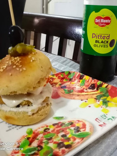 વેજ બર્ગર (Veg Burger Recipe In Gujarati) રેસીપી મુખ્ય ફોટો