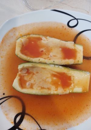 Una foto de Calabazas al vapor rellenas de queso en caldillo de jitomate