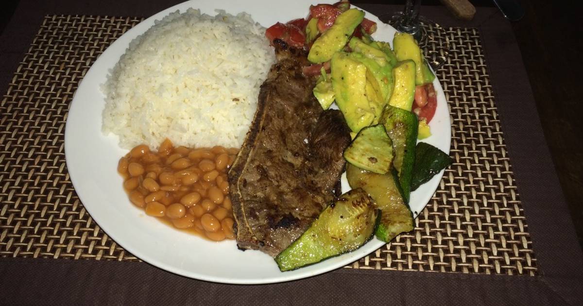 Chuleta de res a las brasas, frijoles & puerco, ensalada de aguacate y
