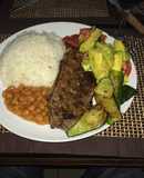 Chuleta de res a las brasas, frijoles & puerco, ensalada de aguacate y zuchinni a la plancha