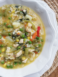 Una foto de Sopa de pollo y verduras (tipo carbonada)