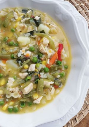 Una foto de Sopa de pollo y verduras (tipo carbonada)