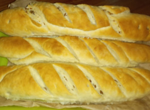 Una foto de Pan casero con chicharrón y simple