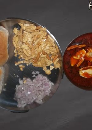 મીકસ કઠોળ મીસલ પાઉ (Mix pulses Misal Recipe In Gujarati) રેસીપી મુખ્ય ફોટો