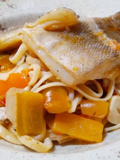 Una foto de Fideos con pescado