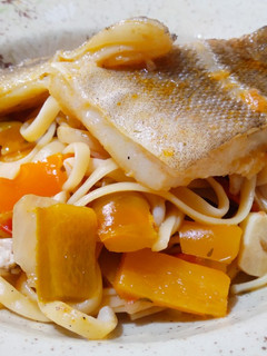Una foto de Fideos con pescado