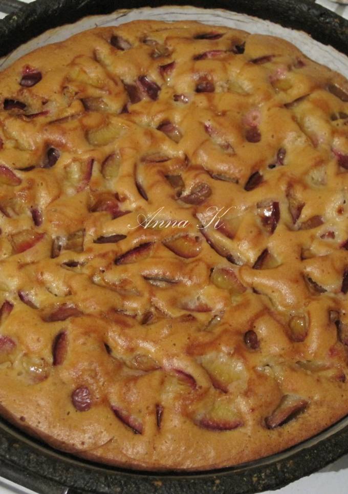 Шарлотка з ревенем та сливами