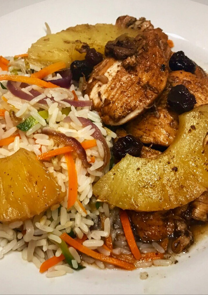 Una foto de Pollo al ananá y pasas de uva agridulce con arroz !mmmmm riquísimo 😋