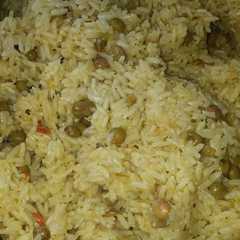 Una foto de Moro de gandules con coco (arroz con gandules y coco)