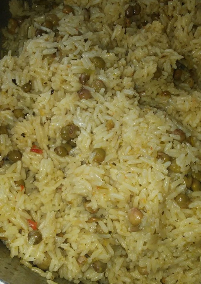 Una foto de Moro de gandules con coco (arroz con gandules y coco)