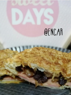 Una foto de Empanada de hojaldre con lacón, setas y manzana
