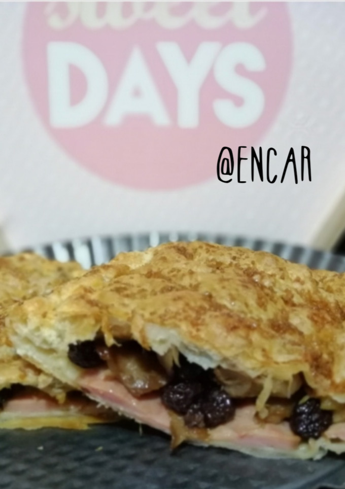 Una foto de Empanada de hojaldre con lacón, setas y manzana