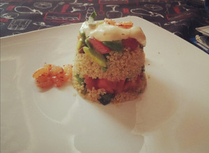 Una foto de Timbal de quinoa, palta, tomate y camarones al merkén