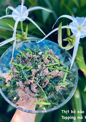 Hình của món Thịt bò xào cải bó xôi topping mè trắng.