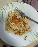 Fideos udon con pollo y verduras