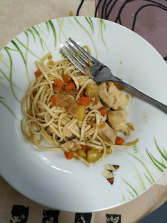 Una foto de Fideos udon con pollo y verduras