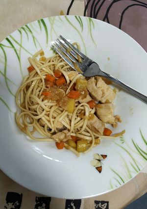 Una foto de Fideos udon con pollo y verduras