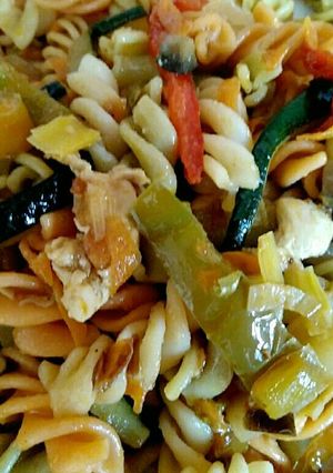 Foto principal de Pasta con verduras y pollo