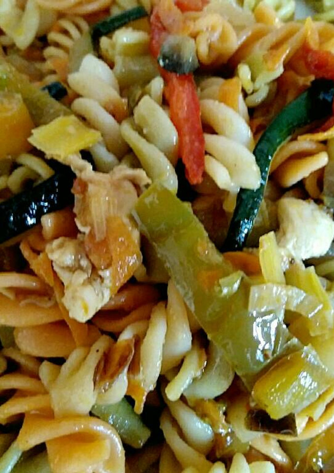 Una foto de Pasta con verduras y pollo