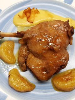 Una foto de Confit de Pato y Mandarina con Bechamel de Calabaza