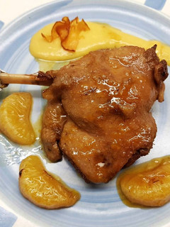 Una foto de Confit de Pato y Mandarina con Bechamel de Calabaza