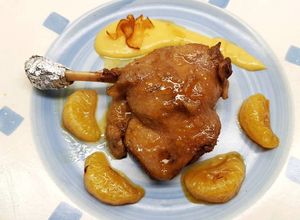 Una foto de Confit de Pato y Mandarina con Bechamel de Calabaza