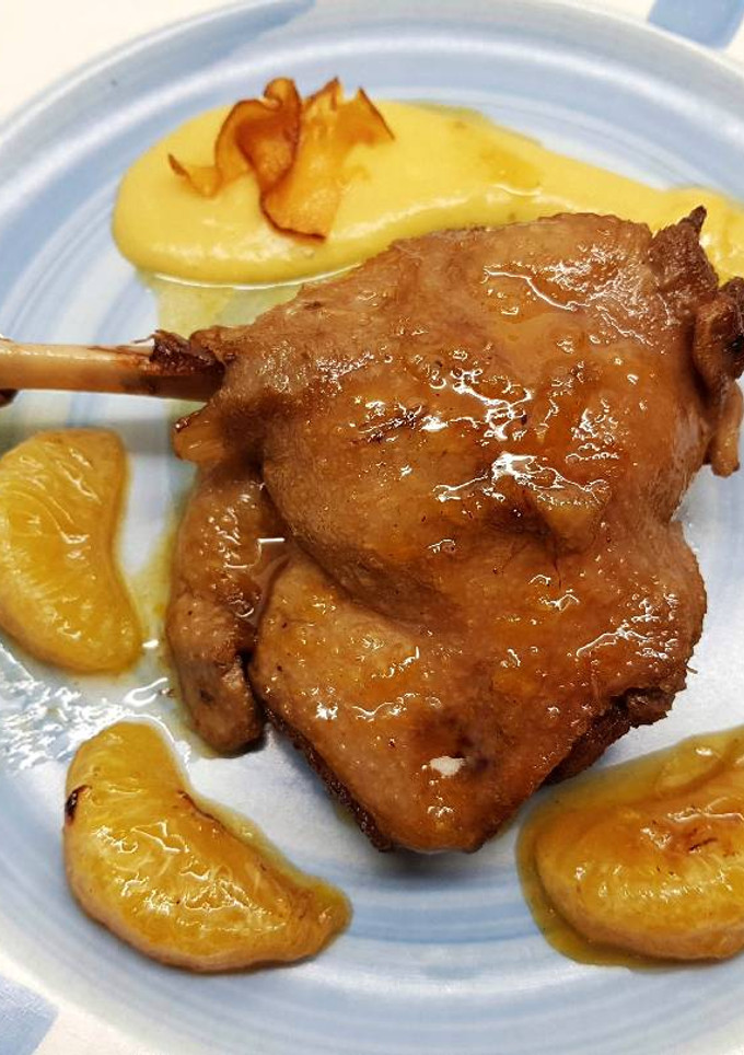 Una foto de Confit de Pato y Mandarina con Bechamel de Calabaza