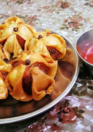 A picture of Deep fried Aloo flower.