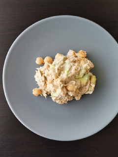 Une photo de Entrée rapide : thon, avocat et pois chiche