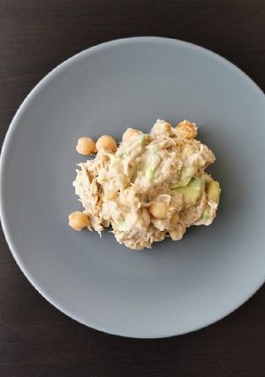 Une photo de Entrée rapide : thon, avocat et pois chiche