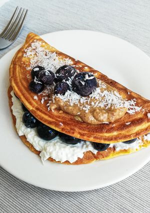 Zdjęcie przepisu Omlet twarogowy kokosowo-borówkowy.