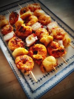 Una foto de Brocheta de langostinos y vieiras