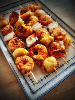 Una foto de Brocheta de langostinos y vieiras