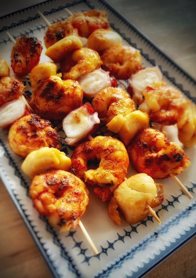 Una foto de Brocheta de langostinos y vieiras