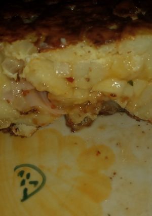 Una foto de Tortilla de papas y batatas rellena con muzzarella y jamón