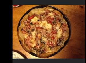 Une photo de Tarte de feuilles de brick façon pizza jambon champignons mozzarella et crème aux œufs