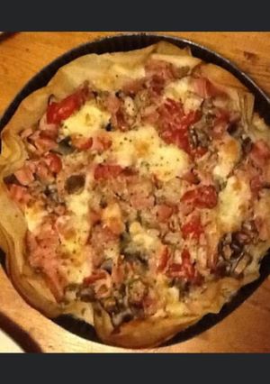 Une photo de Tarte de feuilles de brick façon pizza jambon champignons mozzarella et crème aux œufs