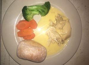 Una foto de Pollo en queso amarillo