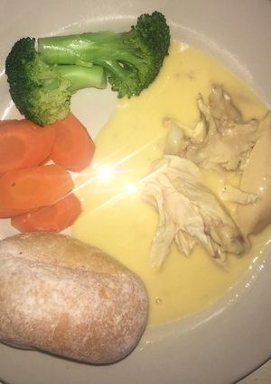 Una foto de Pollo en queso amarillo