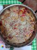 Parecido a la pizza, sin levadura. Con royal y sin salsa