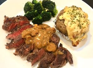 Foto resep Beef steak with mushroom sauce and baked potato
