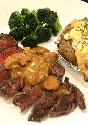 Foto resep Beef steak with mushroom sauce and baked potato