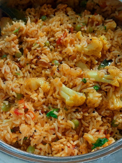காலிஃபிளவர் பட்டாணி கலவை சாதம்(peas cauliflower rice recipe in tamil) செய்முறை முக்கிய புகைப்படம்
