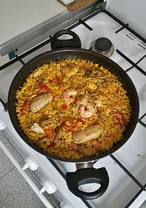 Una foto de Arroz de pollo y gambas