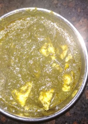 A picture of Palak paneer.