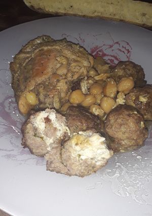 صورة لوصفة كريات اللحم المفروم المحشوة بالدجاج
