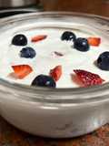 Postre rápido de merengue, frutillas y crema de maní