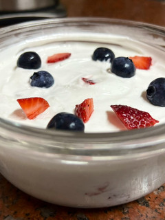 Una foto de Postre rápido de merengue, frutillas y crema de maní